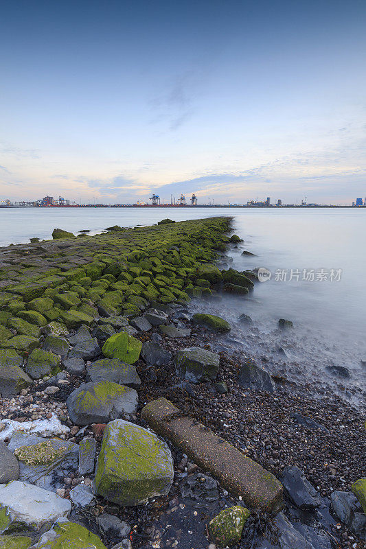 neuwe Waterweg河沿岸多变的海景